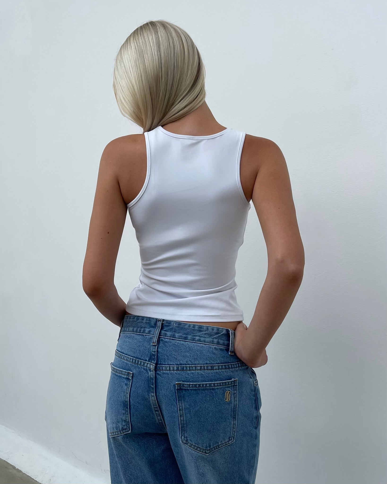 001 Tank White